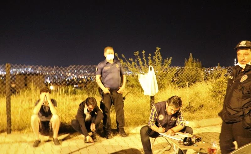 Sokağa çıkma yasağını ihlal ettiler uyuşturucuyla yakalandılar
