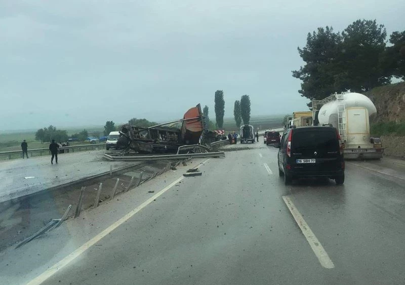 Bursa’da hafriyat yüklü tır devrildikten sonra 100 metre sürüklendi
