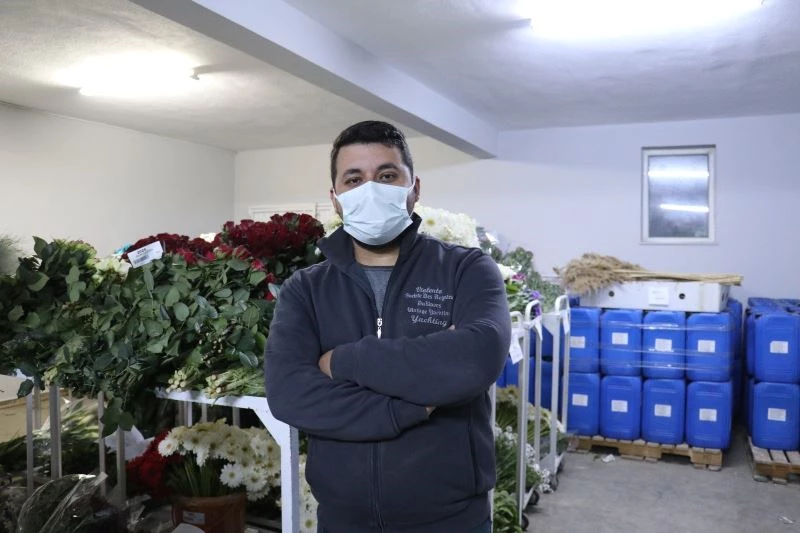Yalova mezatında bir günde 60 bin dal çiçek satıldı
