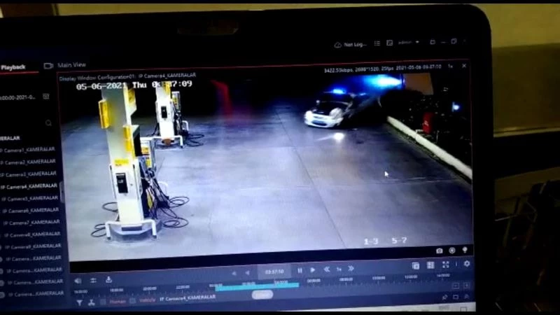 Kovalamacada kaçan aracın polis otosuna çarpma anının kamera görüntüleri ortaya çıktı
