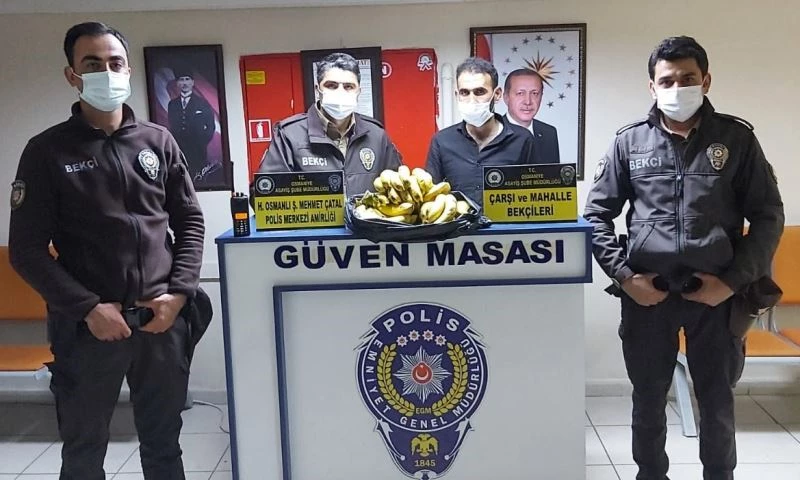 Manavdan muz çalan hırsızlar bekçilerin dikkati sayesinde yakalandı
