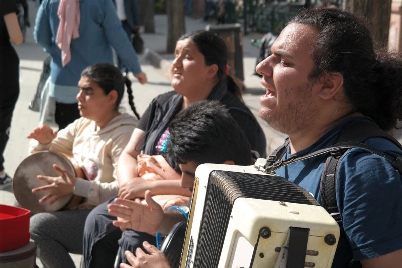 Görme engelli sanatçılardan vatandaşlara müzik ziyafeti
