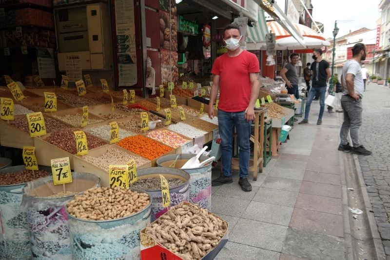 Tam kapanmada kuruyemişçiler sinek avlıyor
