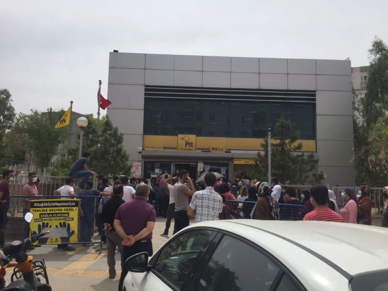 PTT önündeki kuyruklar azalmadı
