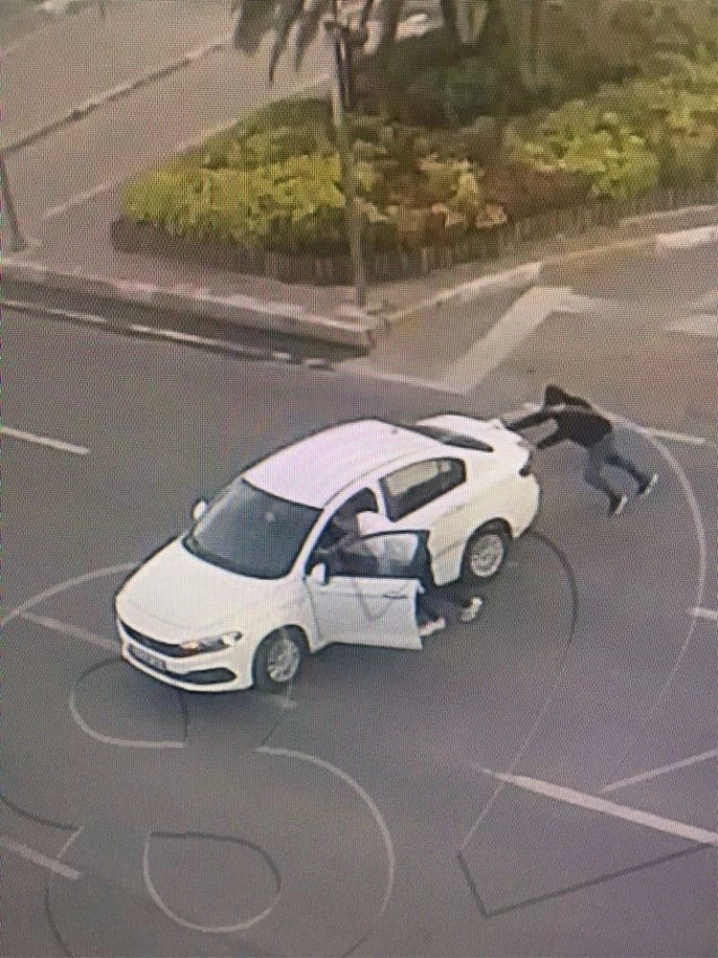 Hırsızlık için kiraladıkları aracın benzini bitince böyle ittiler
