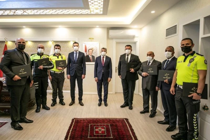 Vali Bilmez’den başarılı trafikçilere belge
