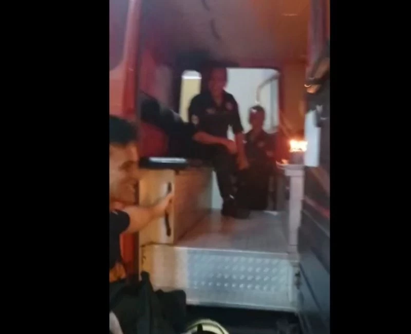 Kazaya koşan itfaiye eri doğum günü pastasını görünce şaşkına döndü
