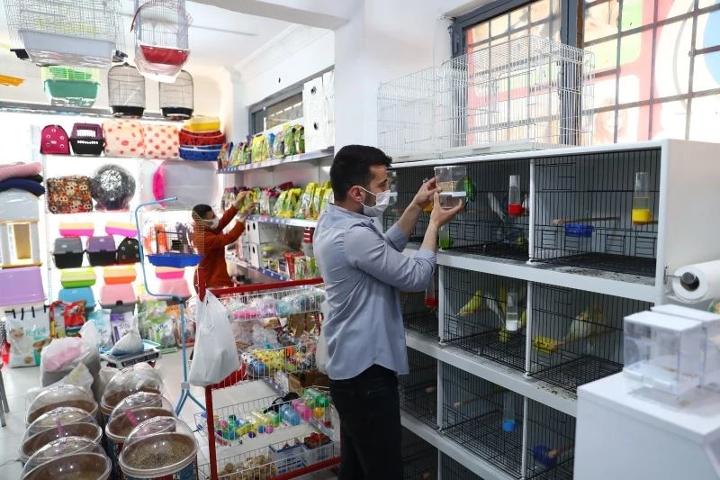 (ÖZEL) Engelleri aşan iki arkadaş birlikte “Engelsiz Pet Shop” açtı

