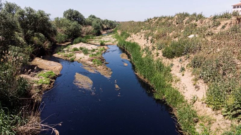 (Özel) İşletme atıkları Alaşehir Çayı’nı siyaha boyadı
