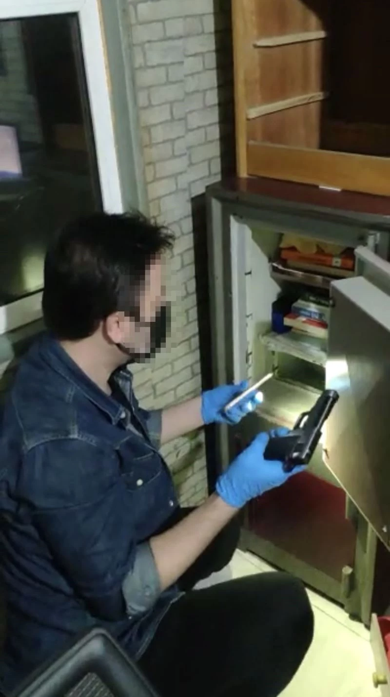 Çelik kasadan ve bavuldan silah çıktı
