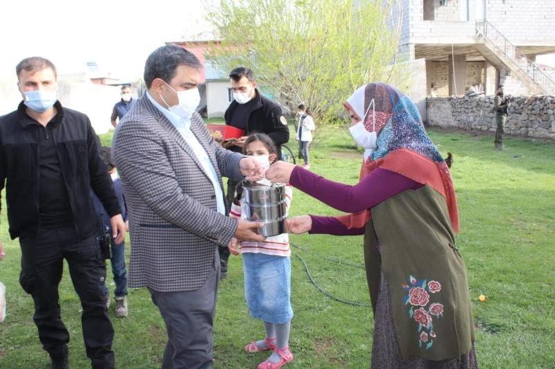 Diyadin’de “Çatkapı” projesiyle iftar yemekleri vatandaşların evlerine ulaştırılıyor
