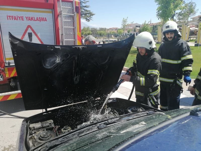 Muayeneden yeni çıkan araç yolda alev aldı
