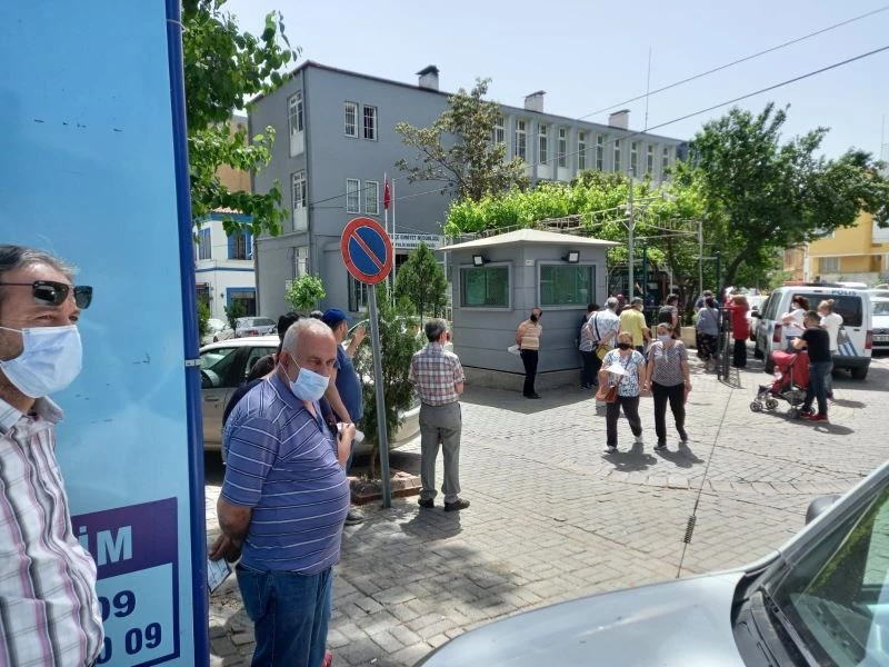 İzin belgesi almak için kuyruğa girdiler
