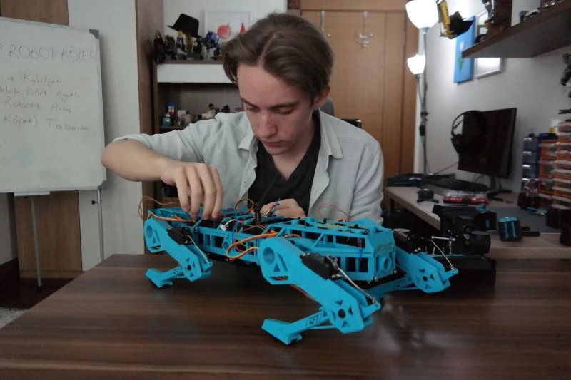 18 yaşındaki Halid, ‘robot köpek’ ile uluslararası olimpiyatlarda da 1’inci oldu
