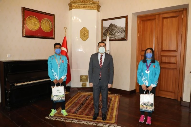 Vali Öksüz, Milli atletleri makamında kabul etti
