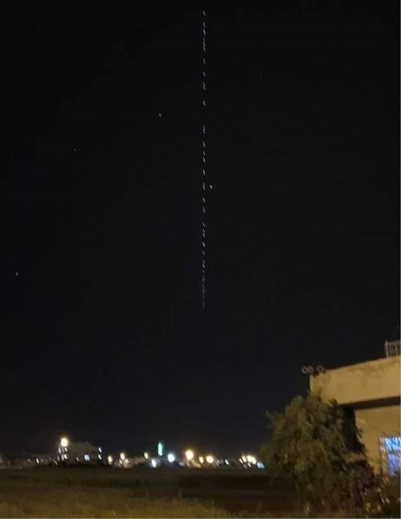 Kızıltepe’de gökyüzündeki sıralı ışıklar görenleri şaşırttı
