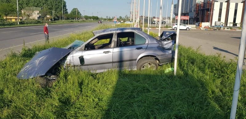 Kontrolden çıkan otomobil karşı şeritteki kamyonete çarptı: 2 yaralı
