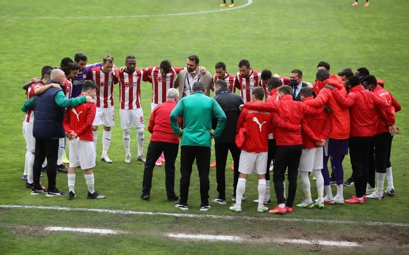 Sivasspor, zorlu Başakşehir maçına 4 eksikle çıkacak
