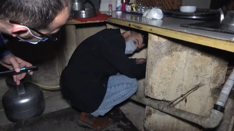 Kumar baskınında ceza yememek için tuvalete ve tezgah altına saklandılar: 17 kişiye 106 bin lira ceza
