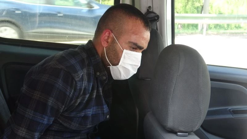 Lüks otomobili ile polisten kaçtı, silah ve sahte izin belgesiyle yakalandı
