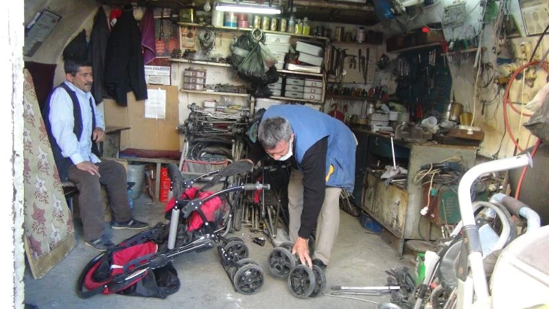 Bozulan bebek arabalarını onararak iki aileyi geçindiriyorlar
