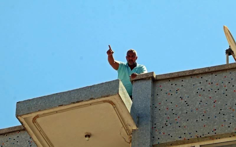 Seyahat izni alabilmek için çatıya çıktı
