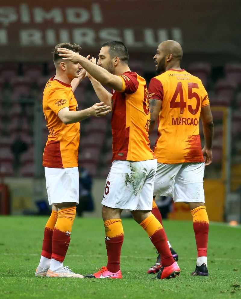 Galatasaray şampiyonluk şansını sürdürdü