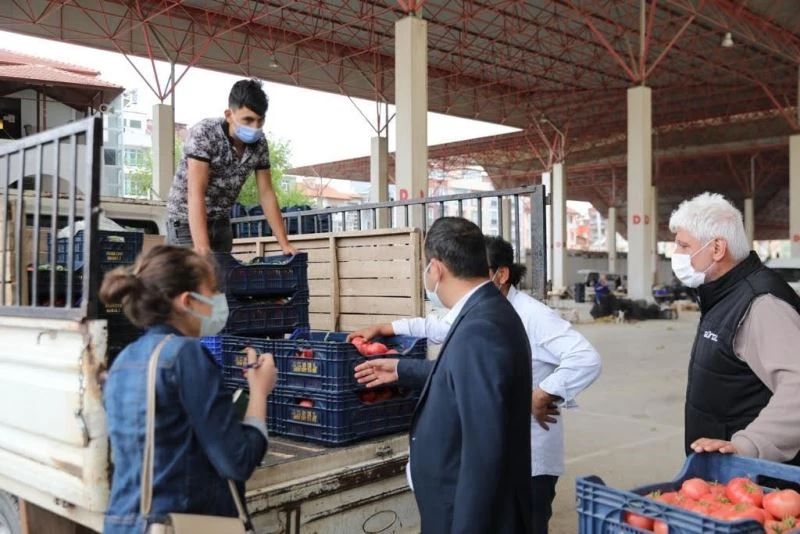 Pazar esnafının elinde kalan sebze ve meyveler ihtiyaç sahiplerine dağıtılacak
