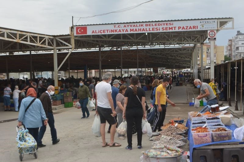 Ayvalık’ta halk pazaryerlerine koştu
