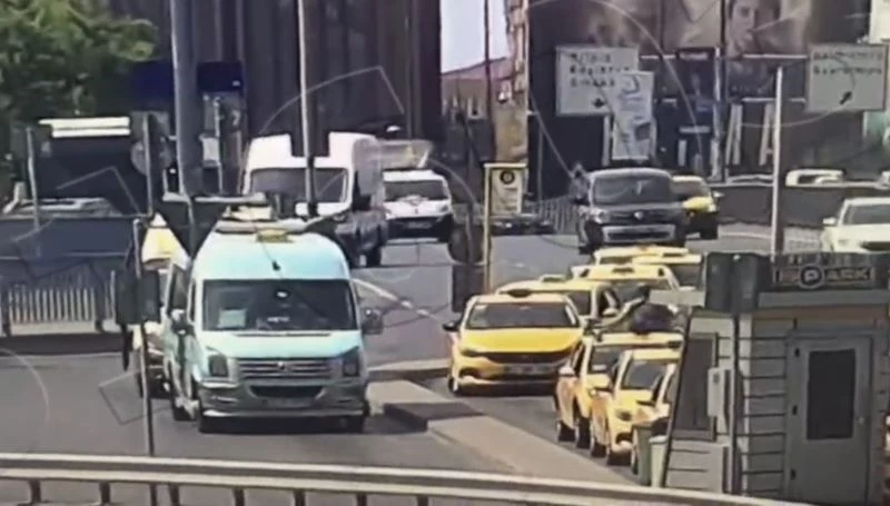 (Özel) 11 aracın karıştığı akılalmaz kaza kamerada: 4 yaralı
