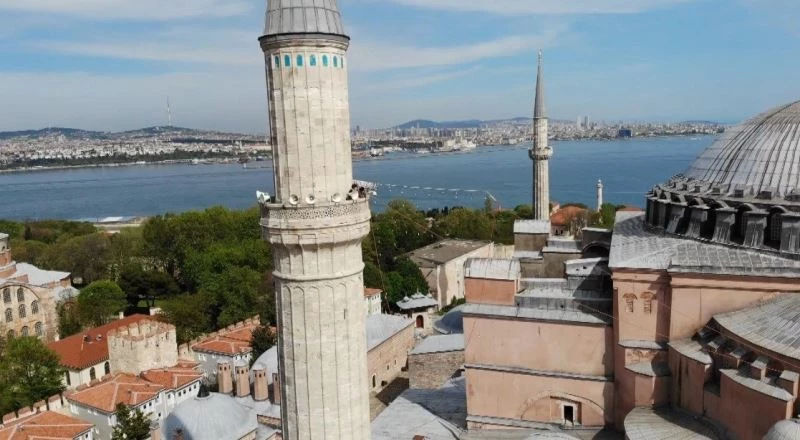 Ayasofya Camii Kadir Gecesi’nde mahya ile buluştu

