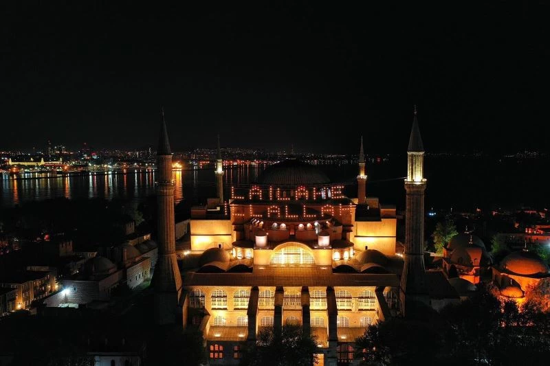 Ayasofya Camii, Kadir Gecesi’nde mahya ile buluştu
