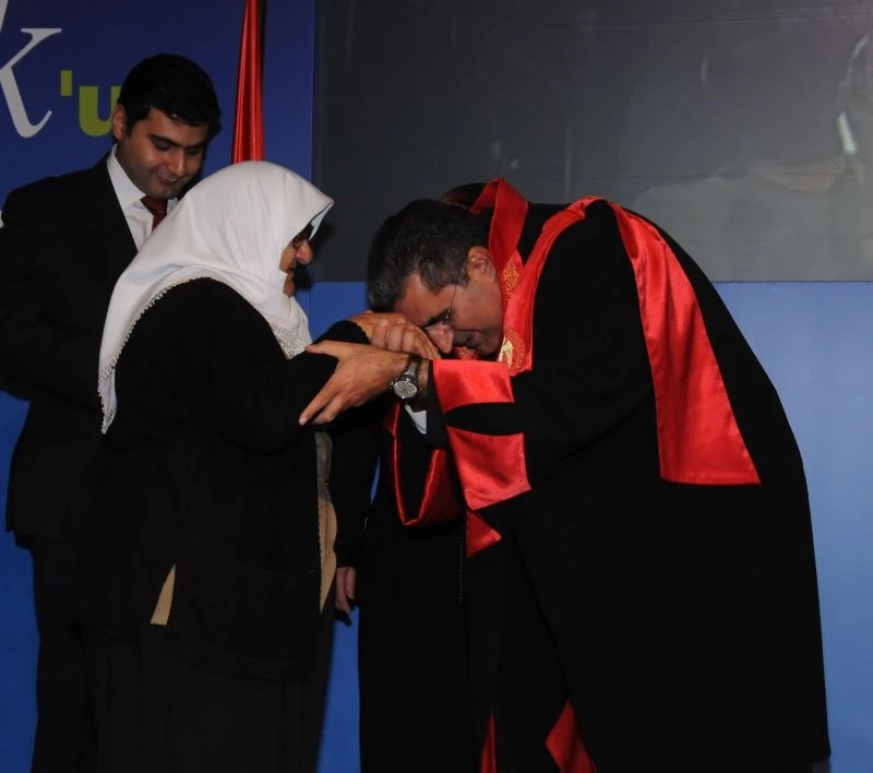 Konuk: “Annelerimize en güzel hediye virüsü yenmiş, evlatlarının okuluna, işine gücüne gidebildiği bir Türkiye”
