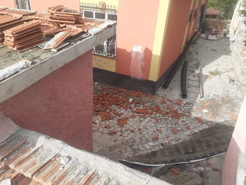 Fırtına çatıdaki kiremitleri savurdu
