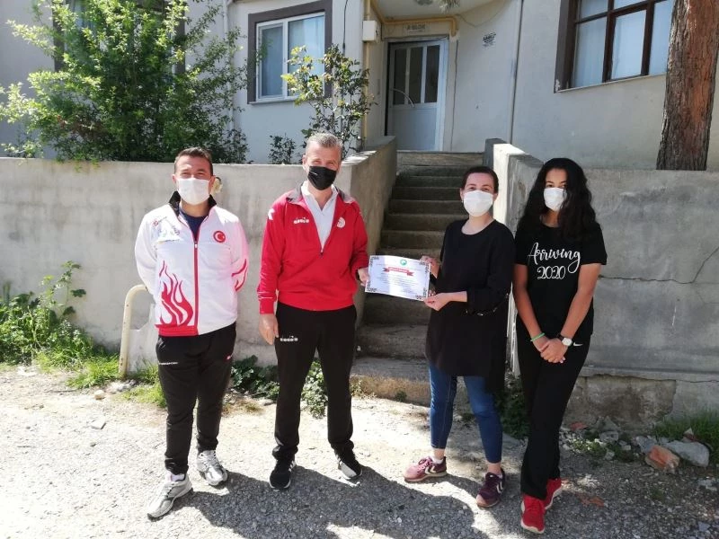 Sinop’ta bilgisiyle yarışan sporcu anneleri ödüllendirildi
