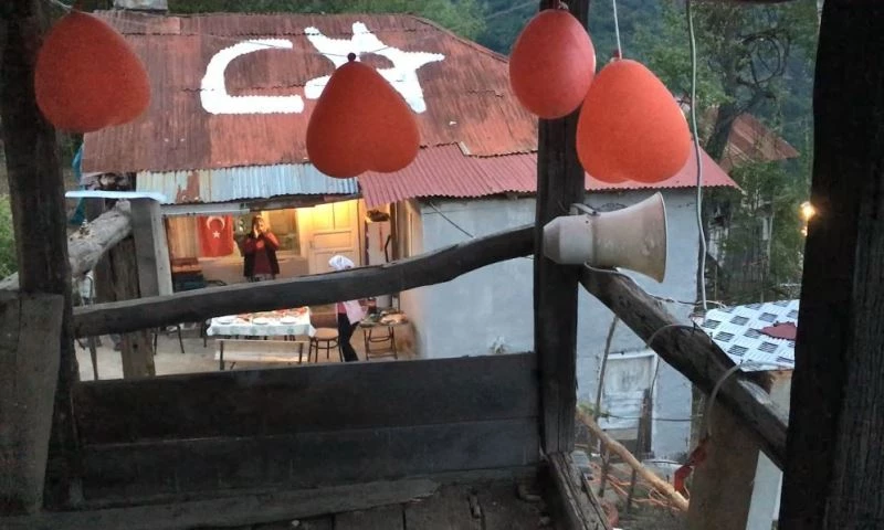 Köylerinin mezrasında ilk kez ezan sesiyle oruçlarını açmanın mutluluğunu yaşadılar
