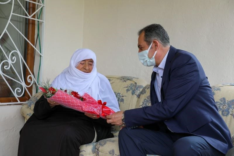 Başkan Tanış en yaşlı anneleri unutmadı
