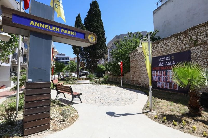 Anneler Günü gezisinde yaşamını yitirenler İzmir’de anıldı
