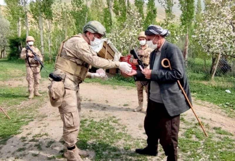 Jandarma ekiplerinden maaş ve sosyal destek teslimatı
