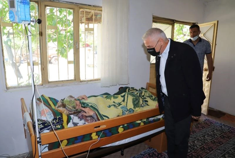 Başkan Bilgin Anneler Günü’nde yaşlı bir teyzeyi sevindirdi
