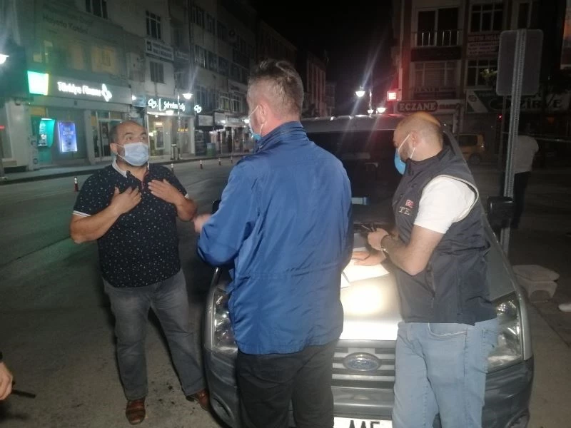 Muayenesiz araçla kısıtlamayı delen sürücüden polise: “Şov yapmayın”
