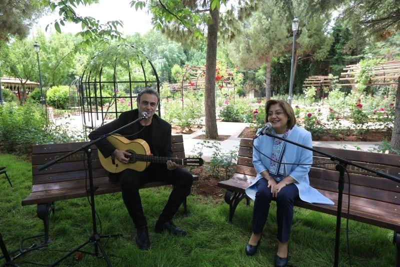 Fatma Şahin anneler için Kutsi ile düet yaptı
