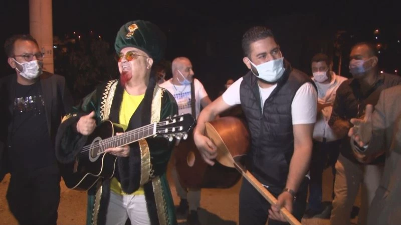 İzmirli sanatçılar vatandaşları orkestra ile sahura kaldırdı
