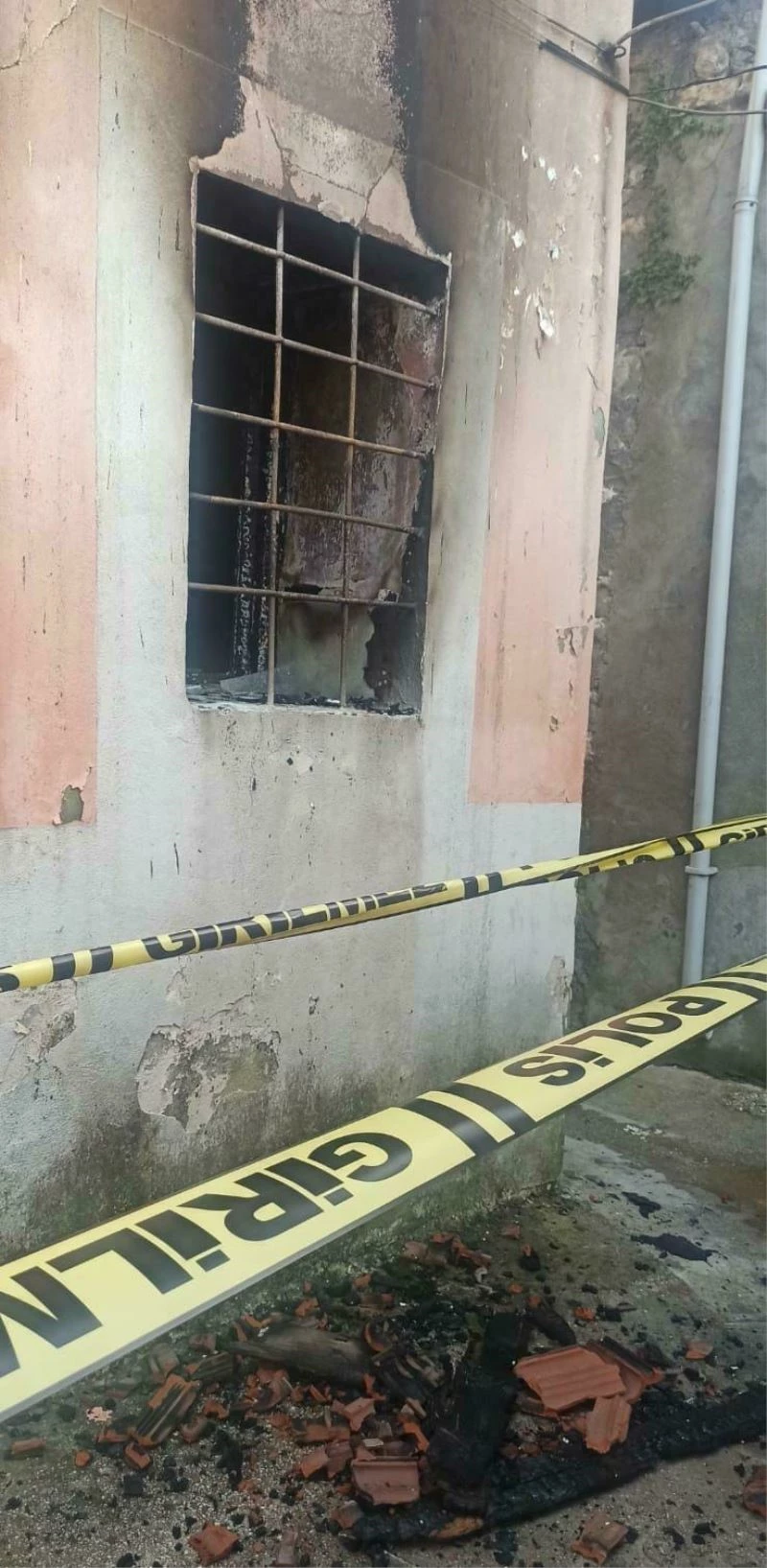 Annesiyle tartışan genç kendisiyle birlikte evi yakarak hayatını kaybetti