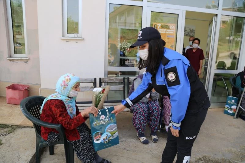 Vefalı eller, Anneler Günü için görevde
