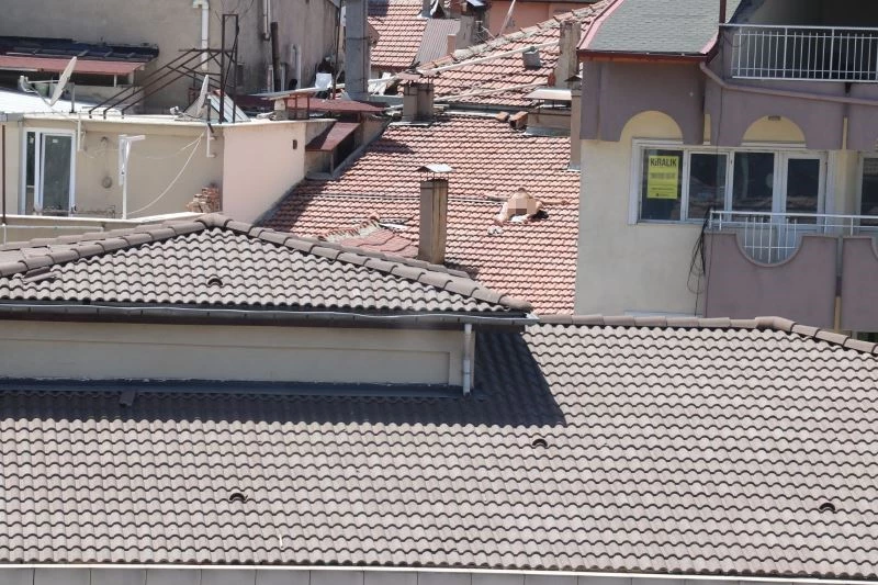 Çıplak vaziyette çatıya çıktı, itfaiye ve polis alarma geçti
