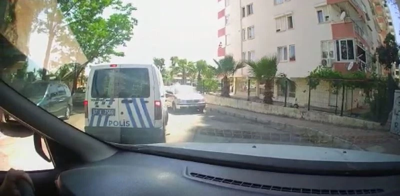 Ekip otosunu görüp kaçan çocuklara polisten şefkat anonsu
