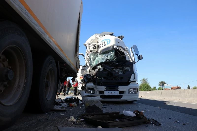 D650’de korkutan kaza: Lastiği patlayan tanker, tıra çarptı

