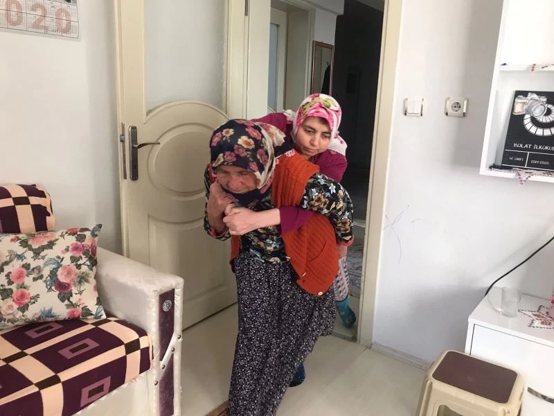 81 yaşındaki fedakâr anne 43 ve 55 yaşlarındaki engelli evlatlarına gözü gibi bakıyor

