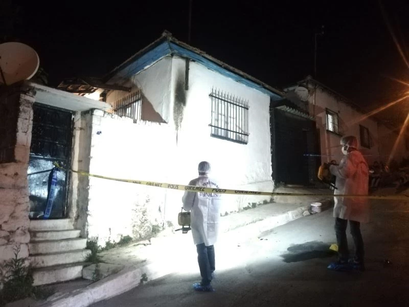 İzmir’de molotof atıldığı ileri sürülen müstakil evde yangın çıktı
